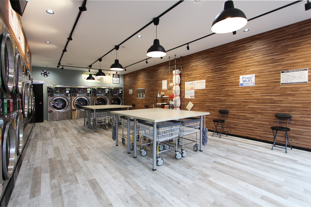 高槻真上店 明るい店内