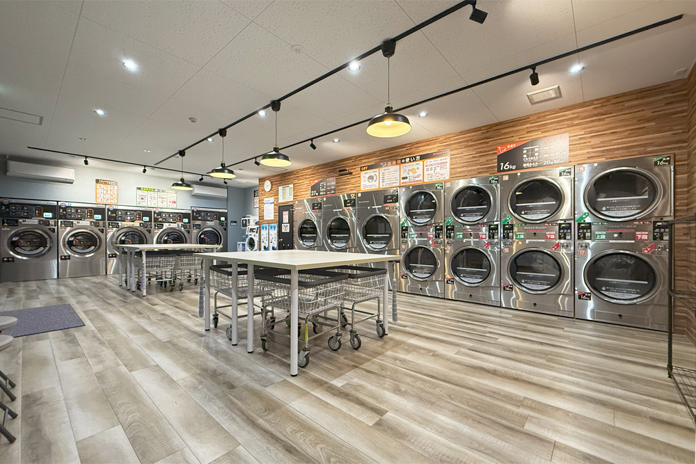 八日市店 明るい店内