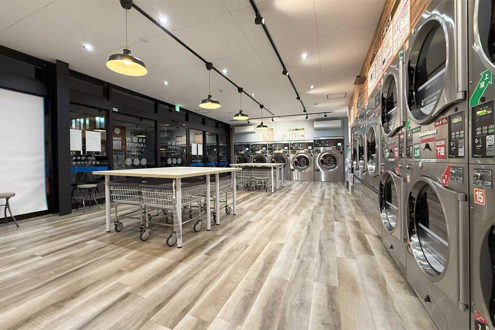 八日市店 明るい店内