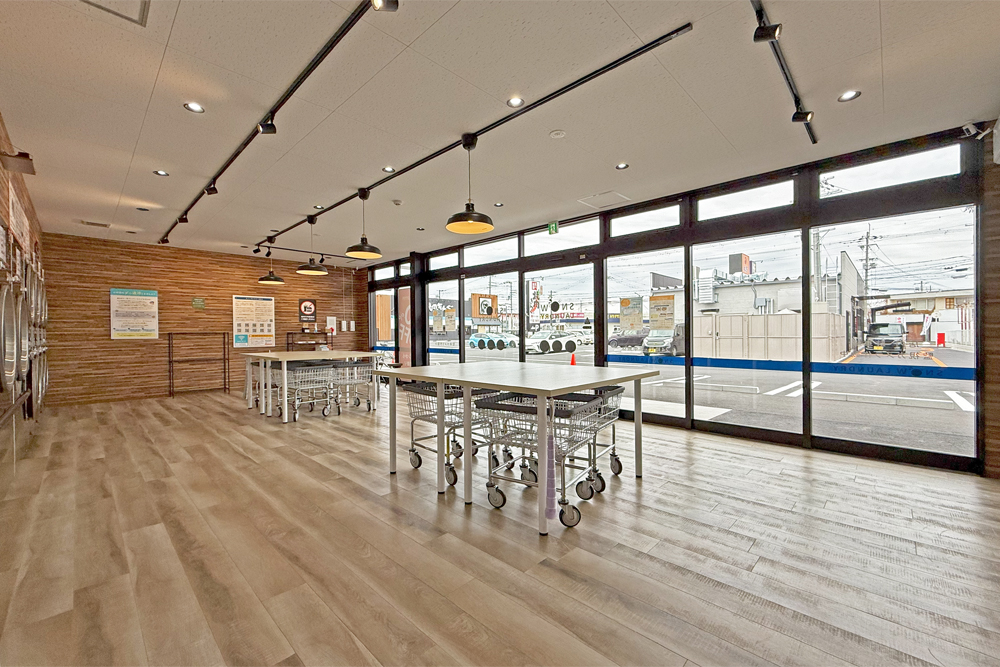 八日市店 明るい店内